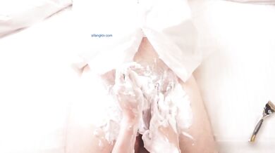 【极品女神巨乳淫娃】绝美爆乳梦幻女神『辛尤里』最新性爱礼包帮40岁处男粉丝破处 鸡巴刮毛后骑乘猛摇巨乳乱颤